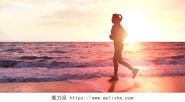 金色阳光海滩女性跑步唯美小清新文艺生命在于运动展板背景